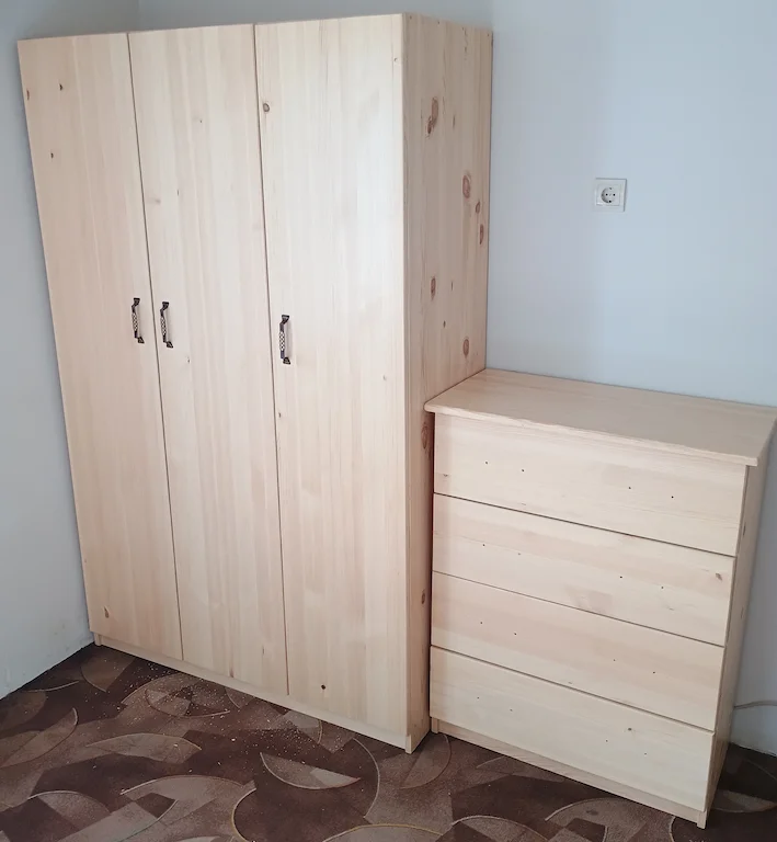 Гардероб и скрин от дърво с гладки лица за спалня